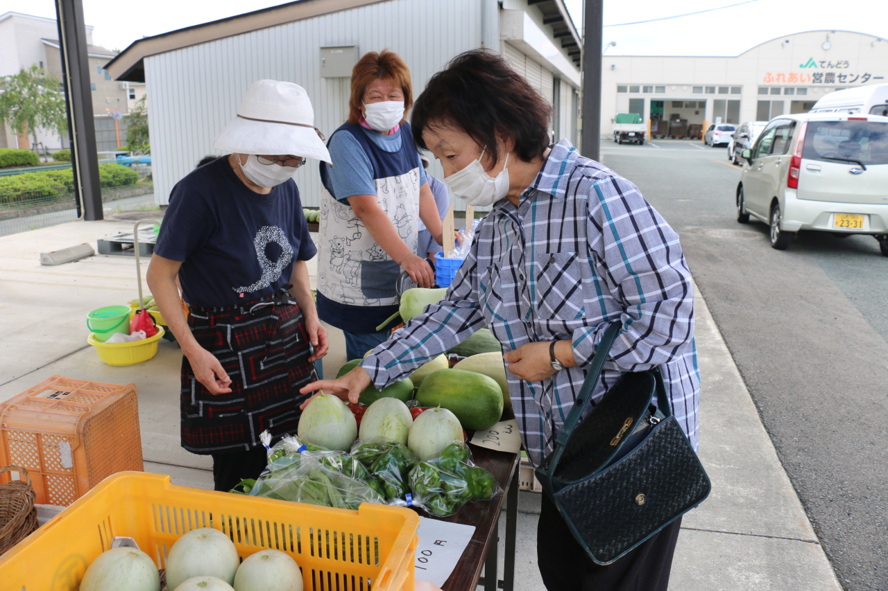 夏の野菜・果物を販売します。
ＪＡ女性部夕市

